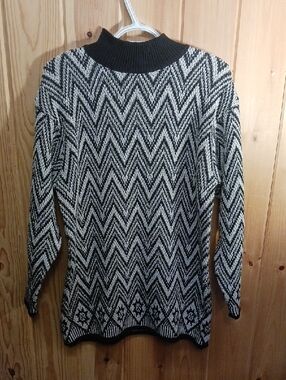 Liz & Co Black & White Chevron Pattern Sweater